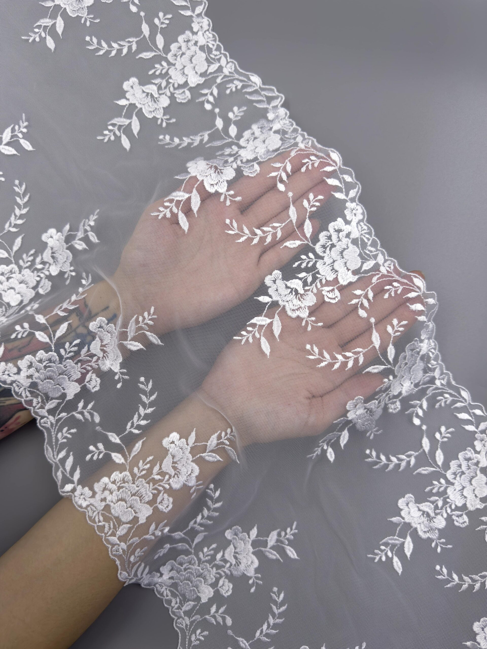 Вышивка на сетке холодная белая неэластичная ширина 27 см ОТРЕЗЫ