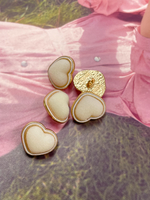 Пуговицы Сердечки бархатные молочные