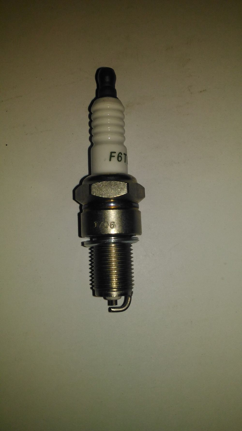 Свеча зажигания бензинового двигателя GX120/160/390/420/440/460/Spark plug SB 2500E,F6TC
