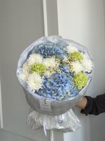 Букет сборный из гортензий, хризантемы, ромашки и диантусов