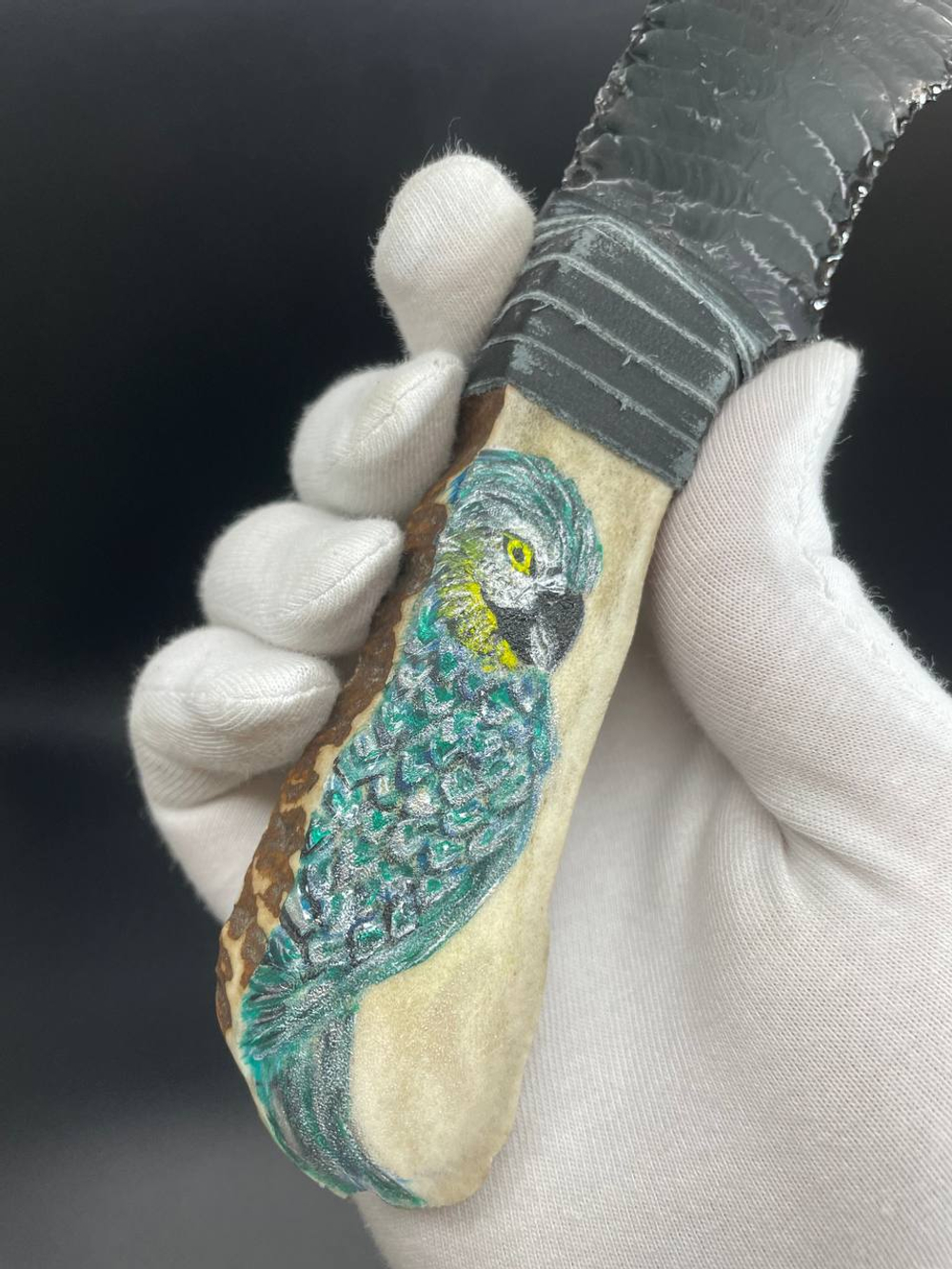 Обсидиановый нож с рукояткой из рога оленя с рисунком попугая 17 см