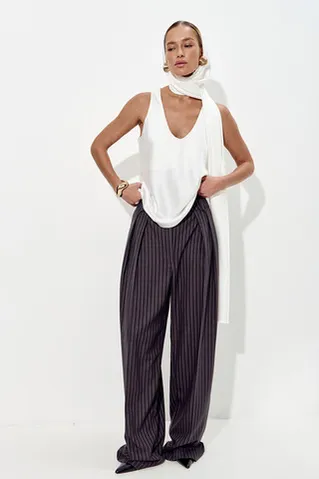 Майка из атласа с глубоким вырезом кремового цвета