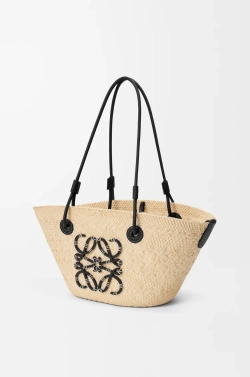 Loewe Маленькая плетеная сумка Anagram из пальмового волокна и телячьей кожи, натуральный/черный