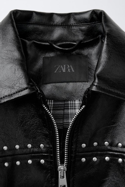ZARA КУРТКА ИЗ ИСКУССТВЕННОЙ КОЖИ С ЗАКЛЕПКАМИ, ЧЕРНЫЙ