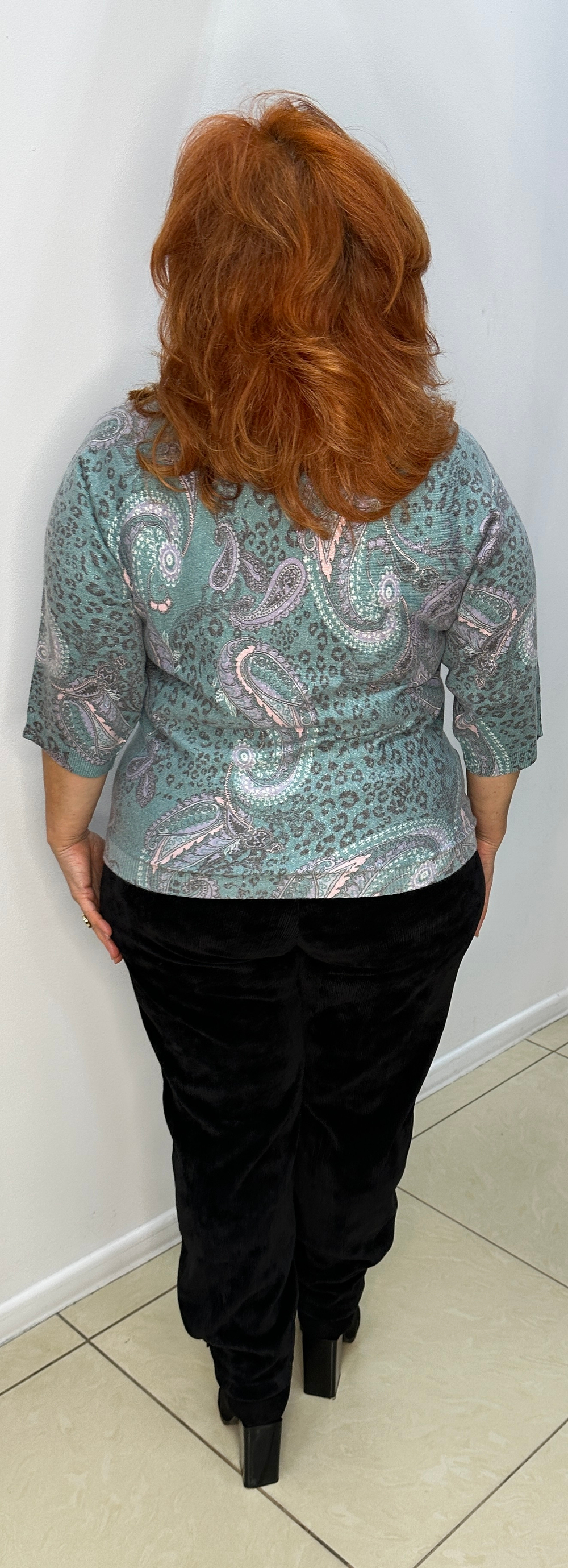 Джемпер с легким блеском и "огурцами"