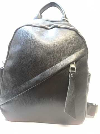 Черный кожаный рюкзак с диагональной молнией на переднем кармане