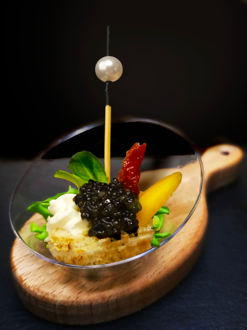 Канапе с черной икрой, сыром креметто и вяленным томатом