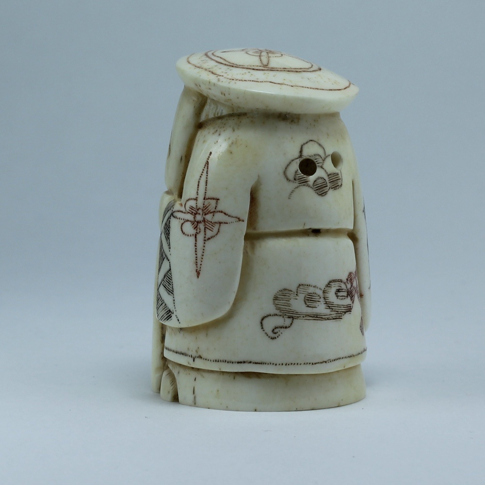 Нэцкэ Дзюроднин в круглой шапке с посохом и мешком риса