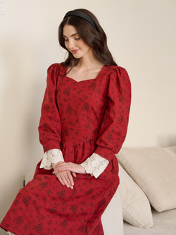 Платье с вырезом-сердечко