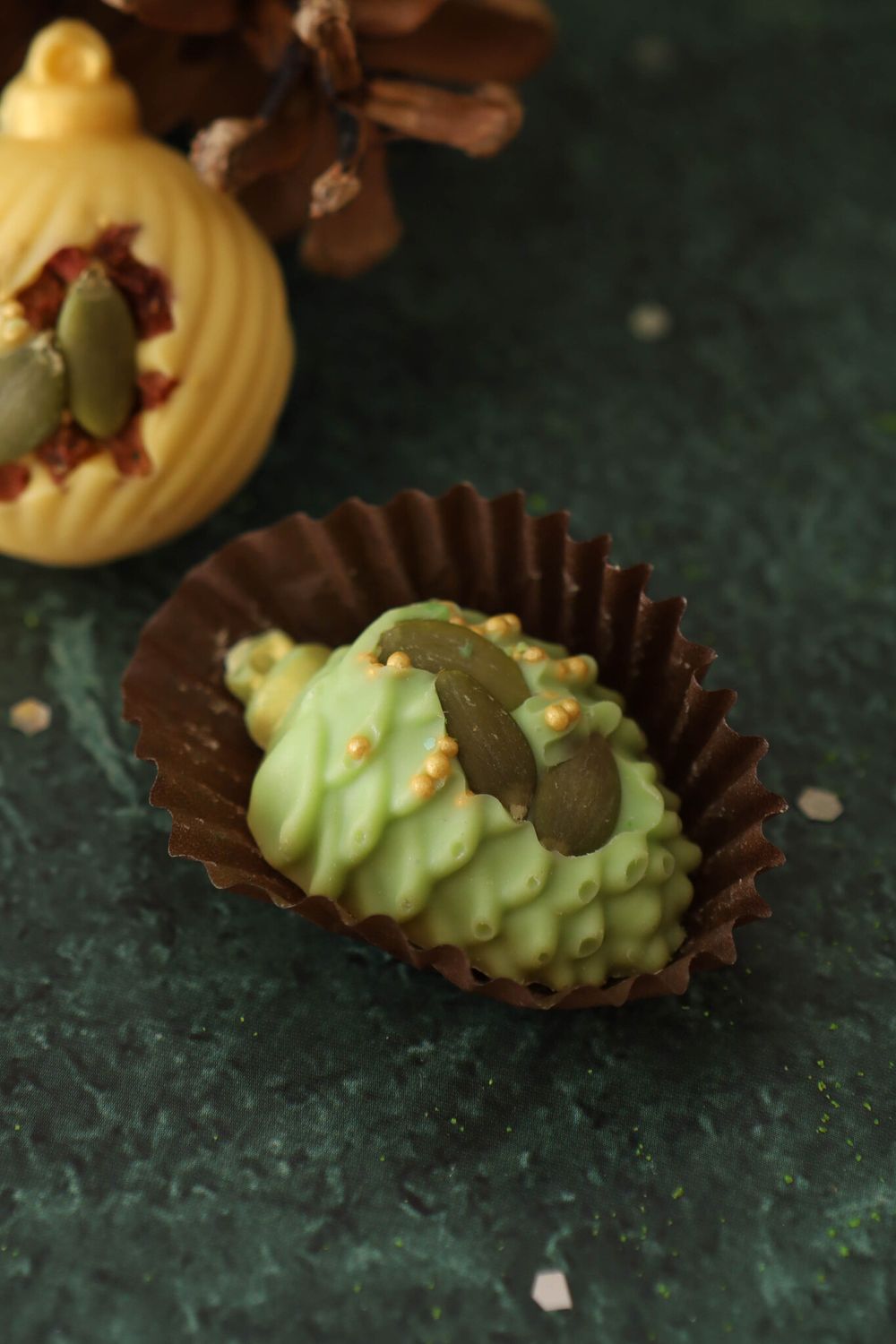 Два новогодних мини пряника, пряник 4,5см, две шоколадные елочные игрушки, три шоколадных медианта, печенье с предсказаниями Два новогодних мини пряника, пряник 4,5см, две шоколадные елочные игрушки, три шоколадных медианта, печенье с предсказаниями