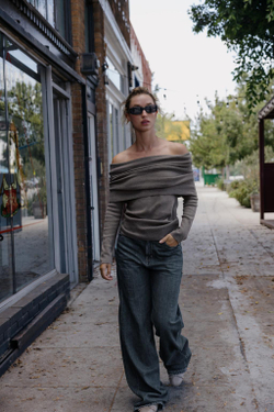 ZARA ТРИКОТАЖНЫЙ ТОП БЕЗ БРЕТЕЛЕЙ СО СБОРКАМИ, СЕРО-КОРИЧНЕВЫЙ