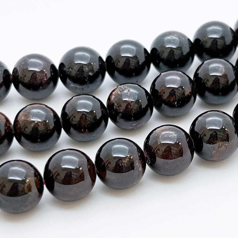 Гранат, диаметр 10,4-10,6 мм, цена за 18-19 шт (1/2 нити)