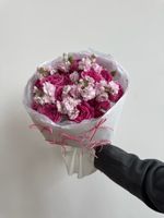 Букет из яркой кустовой пионовидной розы и маттиолы