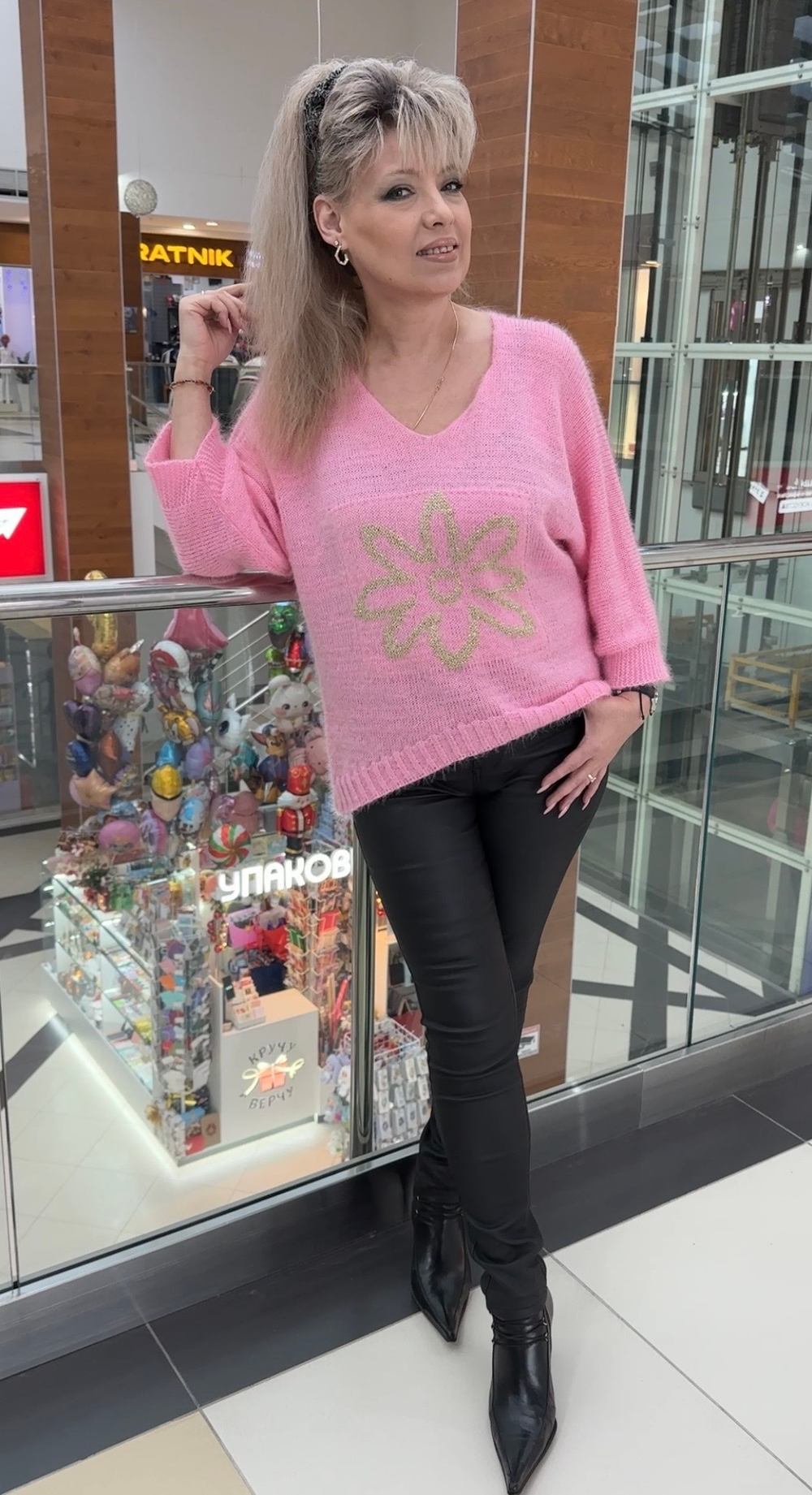 Розовый джемпер с V-образным вырезом