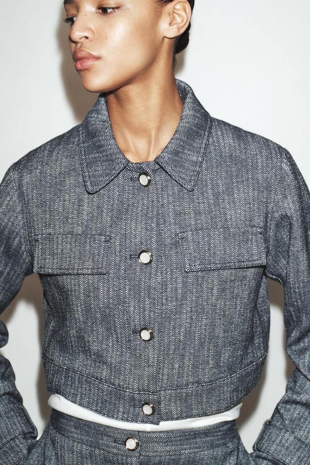 ZARA КОРОТКАЯ КУРТКА ИЗ РЕЛЬЕФНОЙ ТКАНИ, СИНИЙ/БЕЛЫЙ