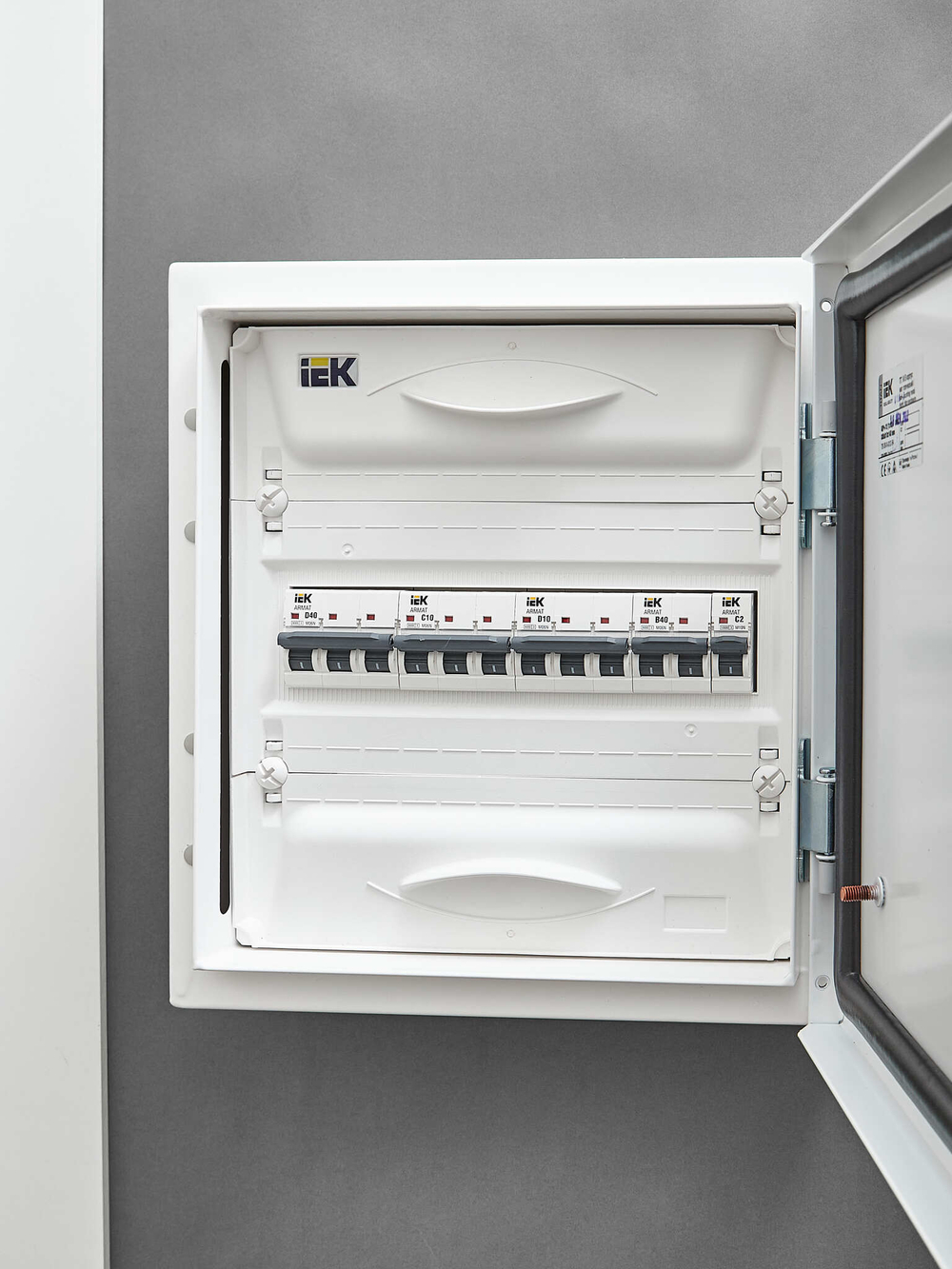 ARMAT Автоматический выключатель M06N 3P C 10А IEK