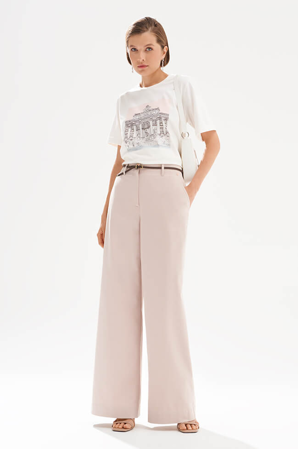 23594 Футболка женская (молочный)