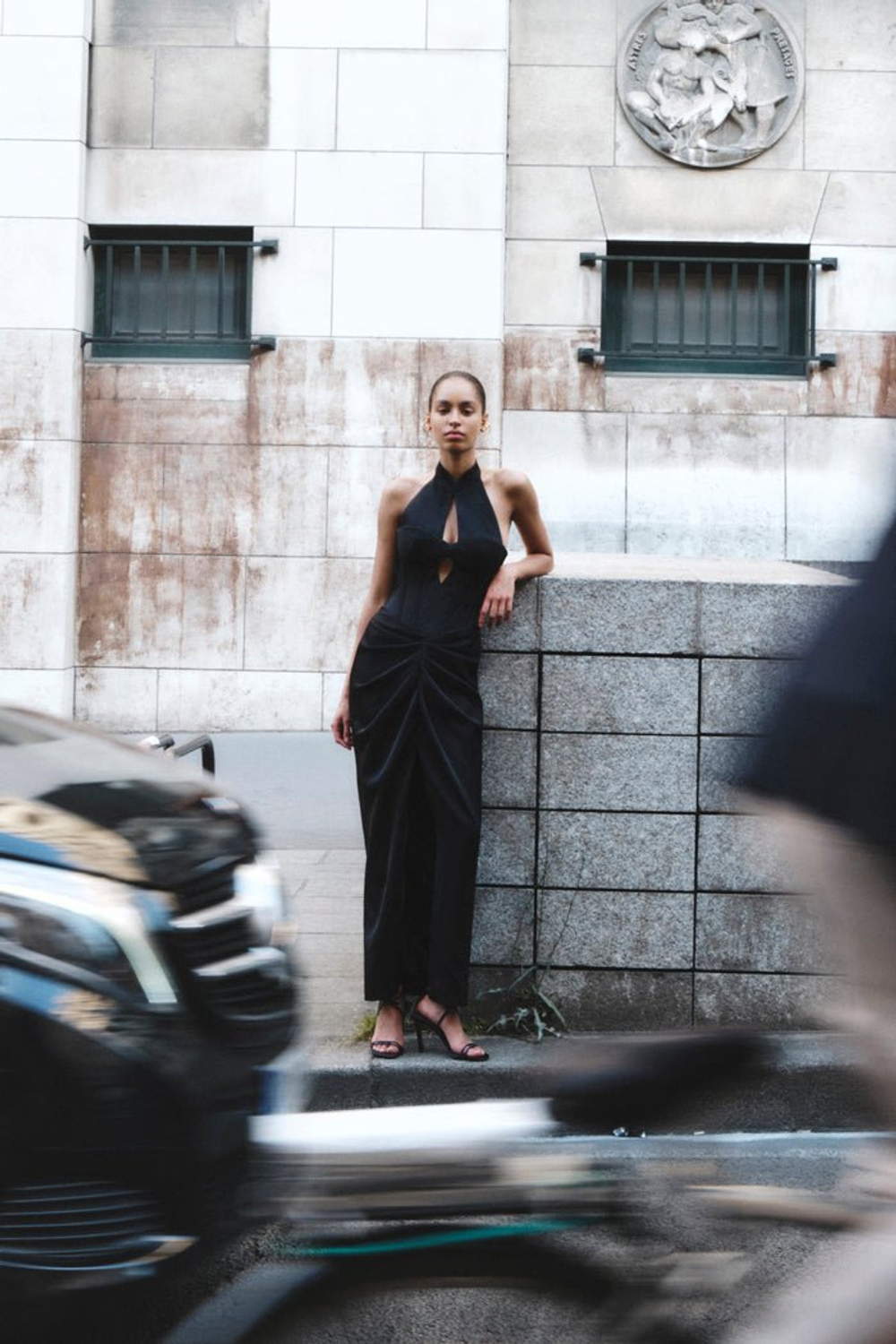 Платье миди удлиненное корсетное из сатина с драпированной юбкой