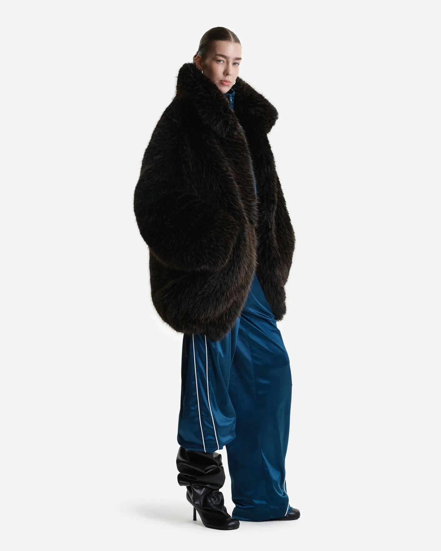 Шуба из экомеха темно-коричневая