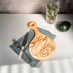 Деревянная разделочная доска из древесины сибирского кедра для овощей с гравировкой RD38