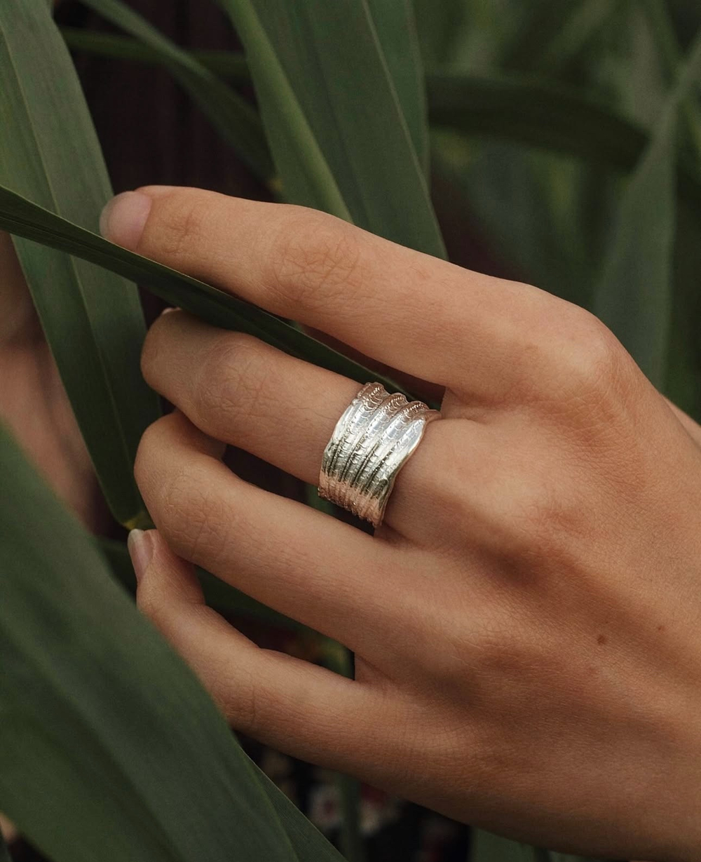 кольцо широкое разомкнутое с отпечатком ракушки