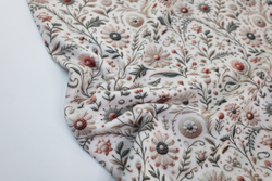 ВЫШИТЫЕ ЦВЕТЫ НА КРЕМОВОМ - Футер 2х-нитка с лайкрой, компакт пенье (ДЖ69 Маша) (к1 поперечные прожилки)