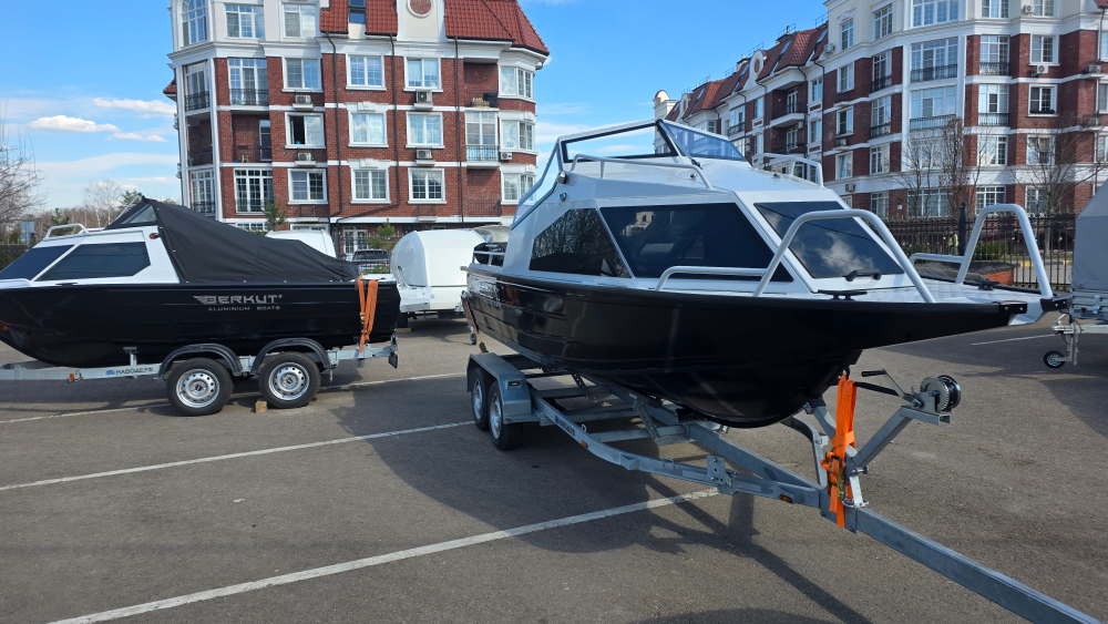 Лодка Беркут L-HT PRO. В наличии. Черный-белый