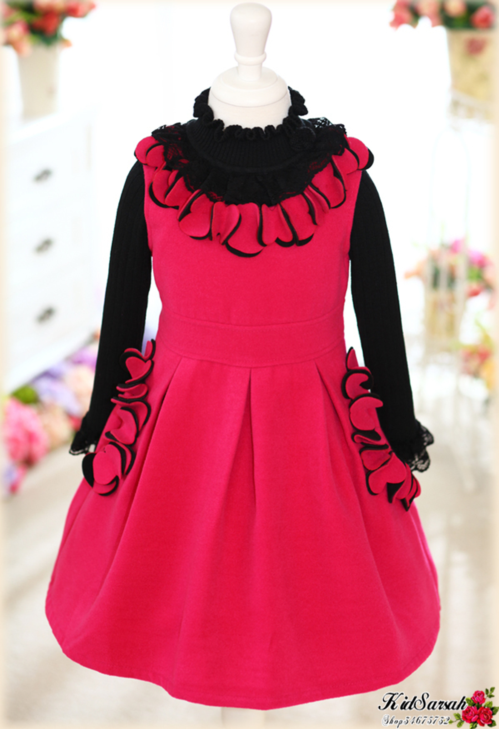 Платье детское однотонное с объемным декором на воротнике и карманах