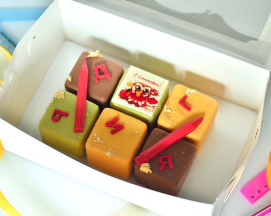 Ассорти муссовых пирожных на День знаний