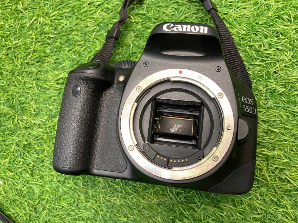 Canon 550D kit 18-55mm 3.5-5.6 IS 4.000 кадров
