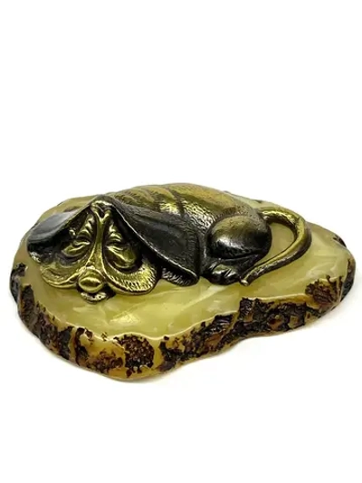 Бронзовая статуэтка на янтаре