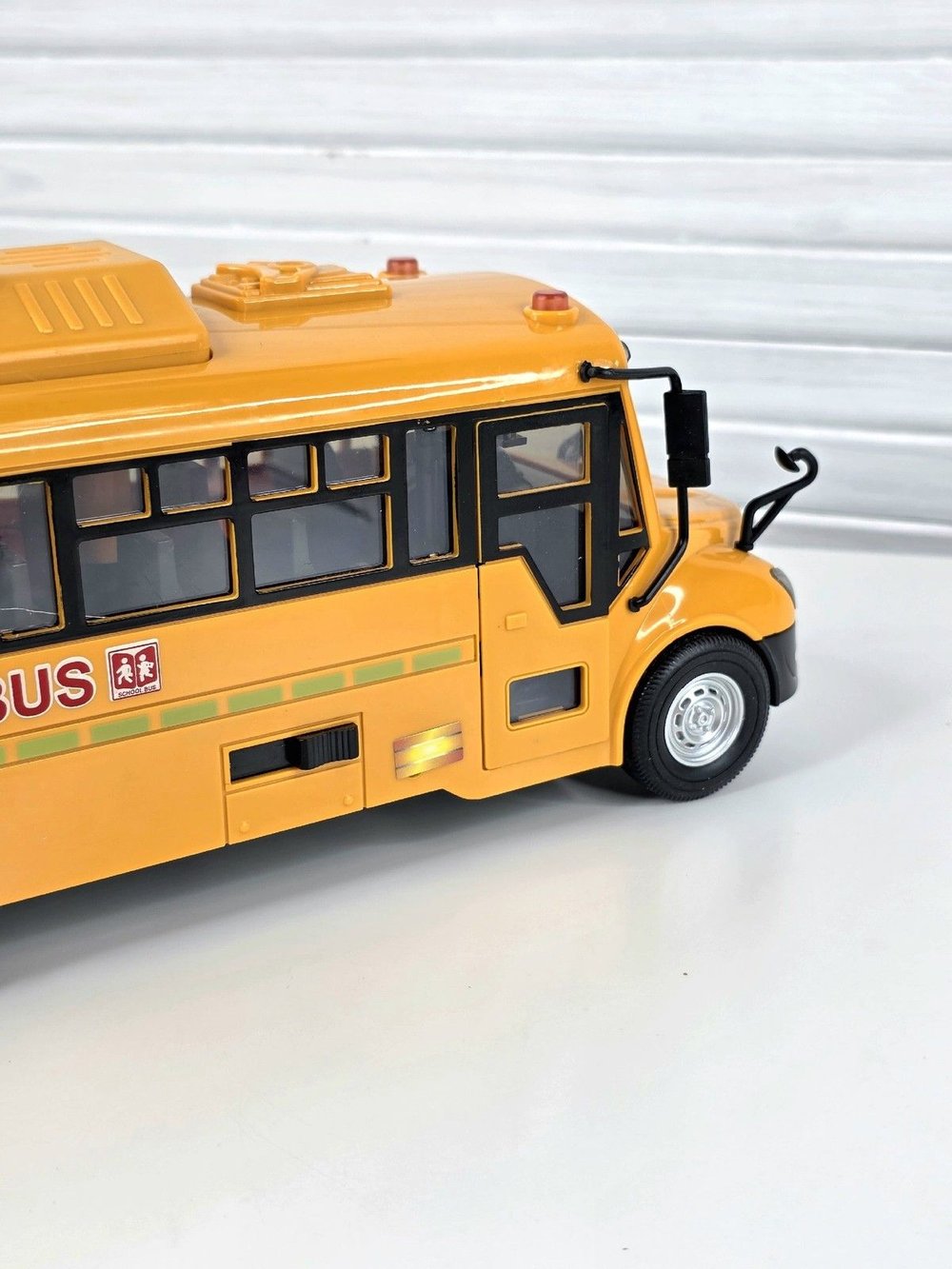 Игрушка машинка Автобус школьный со светом и звуком (202388599)