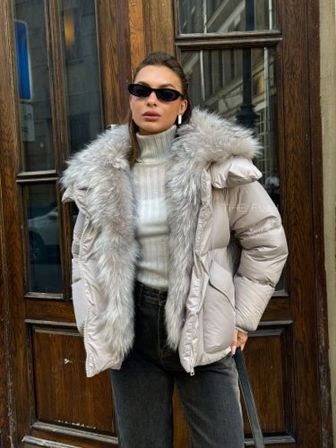 Короткий серый пуховик с мехом енота