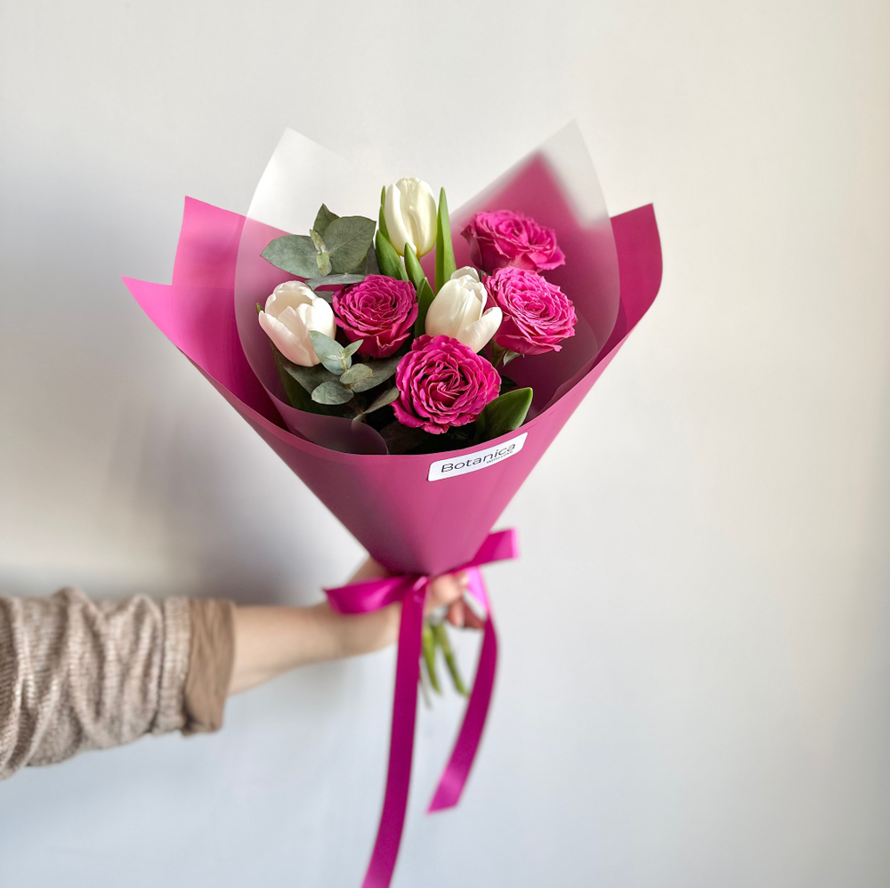 Яркий букет из белых тюльпанов и кустовой пионовидной розы с эвкалиптом