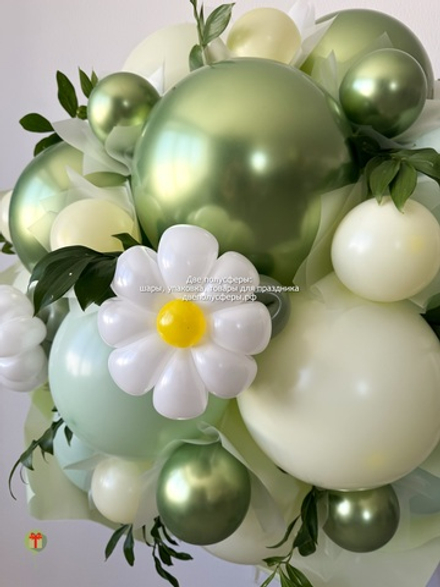 Вау букет с живым рускусом и ромашками