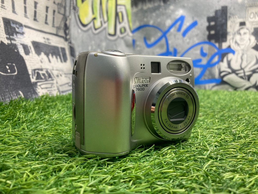 Nikon Coolpix 7600