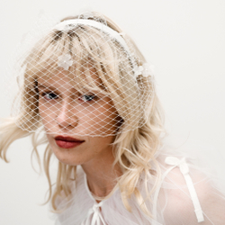 Вуаль с белыми шелковыми цветами