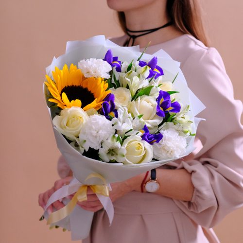 Купить Букет с подсолнухом и белыми розами #11