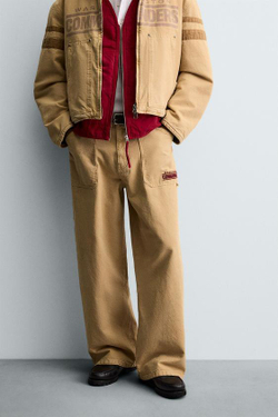 ZARA МЕШКОВАТЫЕ БРЮКИ С ВЫШИТОЙ НАШИВКОЙ NFL WASHINGTON COMMANDERS, РЫЖЕВАТО-КОРИЧНЕВЫЙ