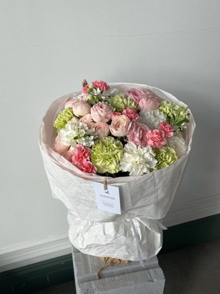 Букет из хризантемы, диантусов, оксипеталума, ранункулюсов и кустовых пионовидных роз