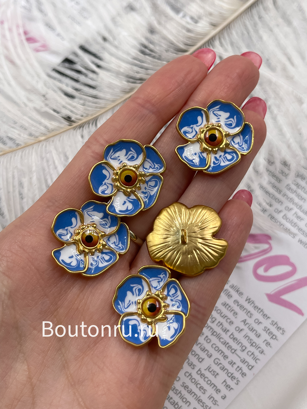 Пуговицы Скиапар. золотистые в форме цветка с белой и синей эмалью