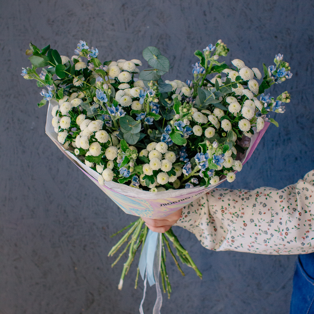 142. Романтичный стойкий букет с оксипеталумом и сантини