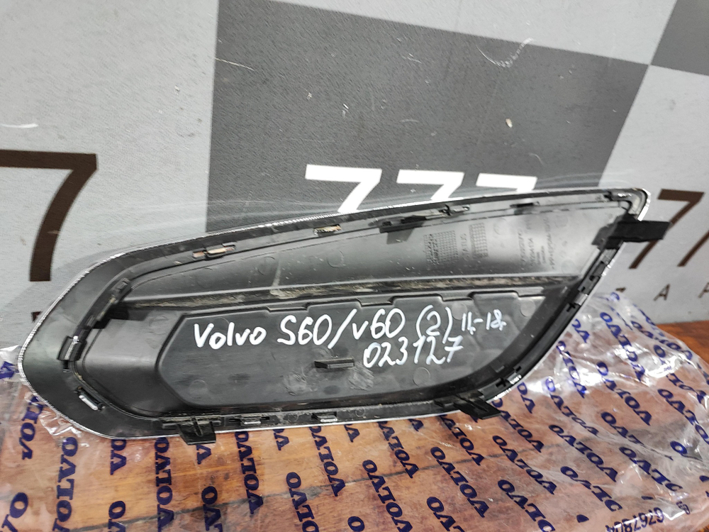 Решетка бампера правая Volvo S60 2 10-13 Б/У Оригинал 31294134