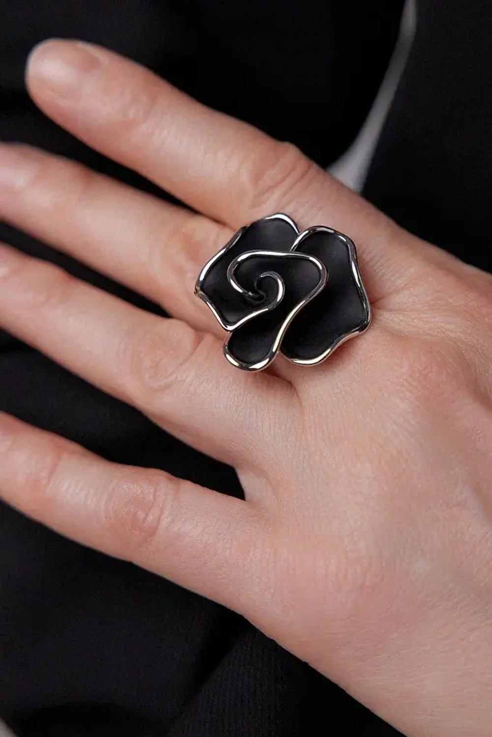 Кольцо роза черная эмаль, оттенок серебро