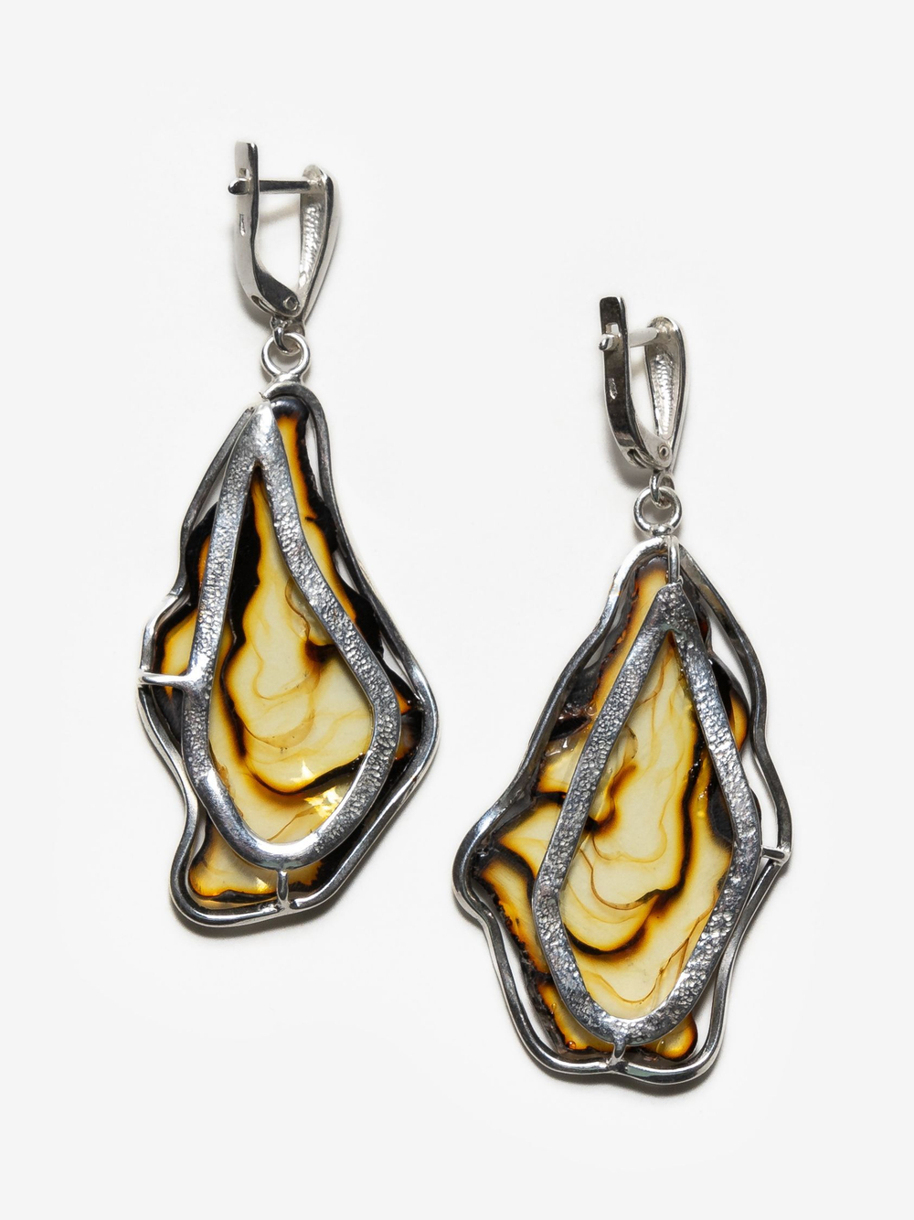 Уникальные серебряные серьги с цельным пейзажным янтарем, серебро 925 пробы