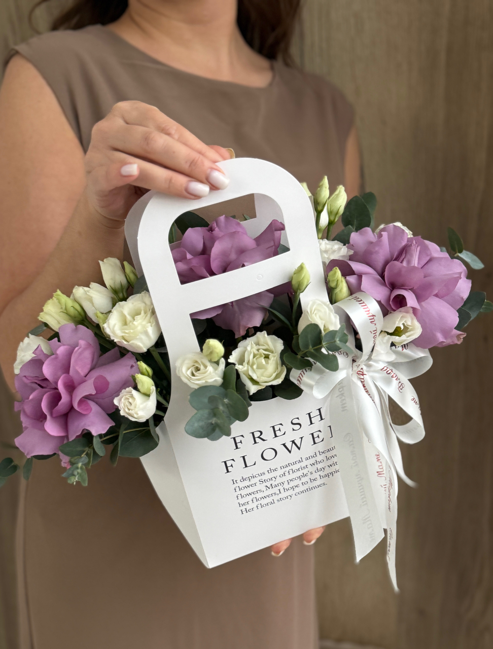 Французские розы сиреневого оттенка, белоснежная эустома и эвкалипт в композиции от Флора Маркет