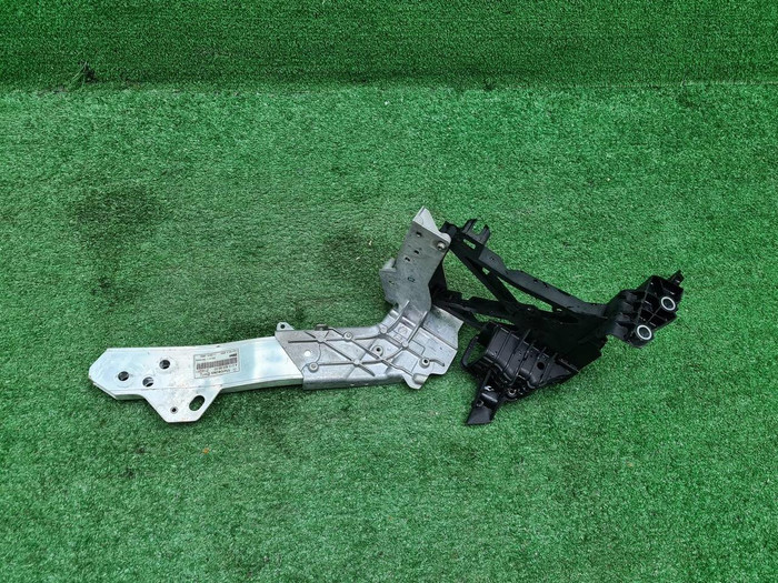 Кронштейн передней панели Mercedes E W213 (16-23)