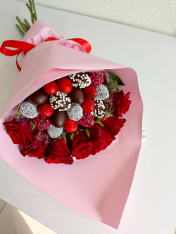 Букет из клубники в шоколаде и красных роз