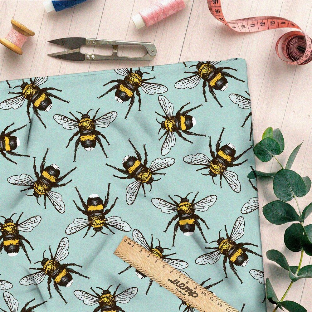 Ткань лён пчёлы на бирюзовой ткани