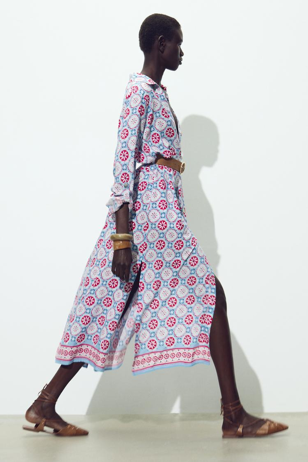 ZARA ПЛАТЬЕ МИДИ С ПРИНТОМ И ПОЯСОМ, РАЗНОЦВЕТНЫЙ